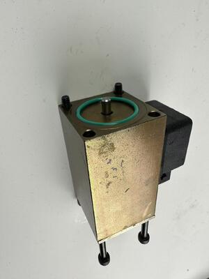 0009736081 solenoid valfi Linde Reach Stacker Parçaları